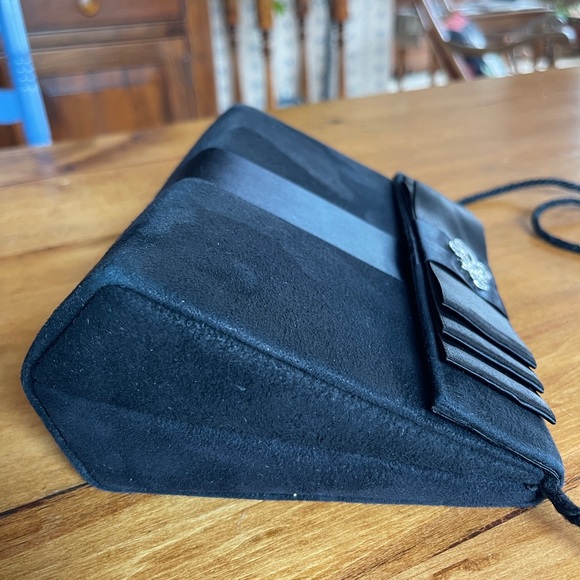 Vintage 1980s black suede purse with satin bow in mint condition - Picture 8 of 9